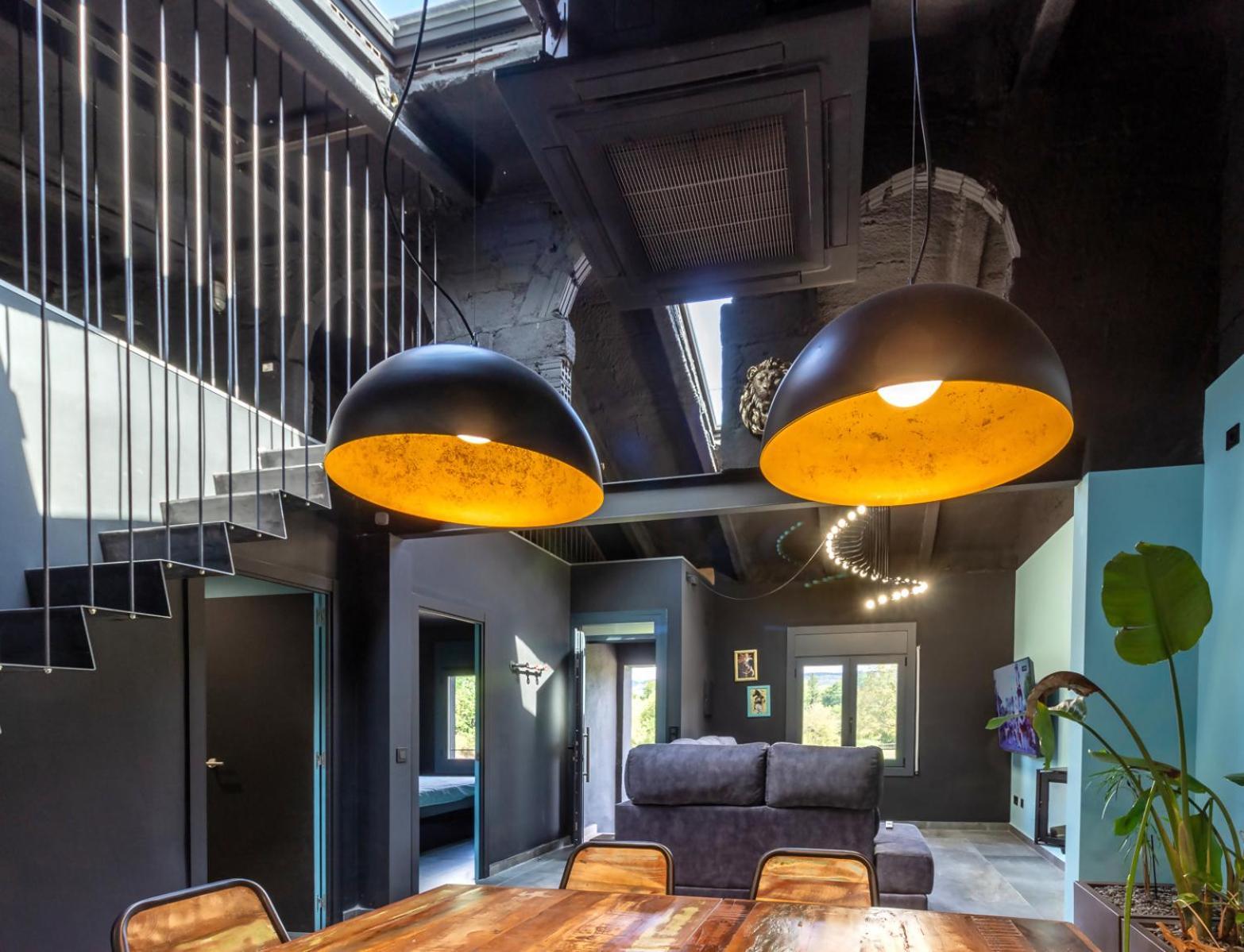 Black House Sorprendente Casa Estilo Industrial Olot Esterno foto