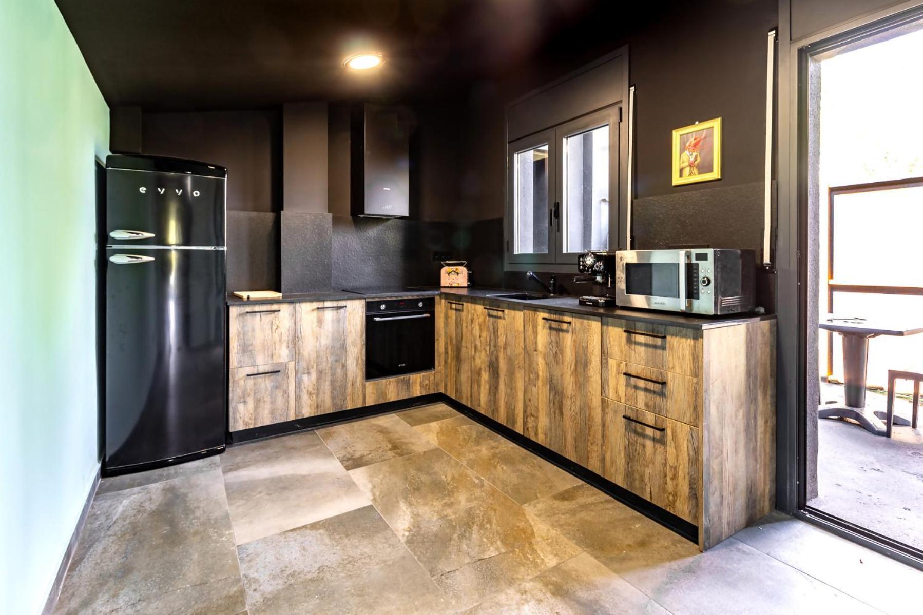 Black House Sorprendente Casa Estilo Industrial Olot Esterno foto