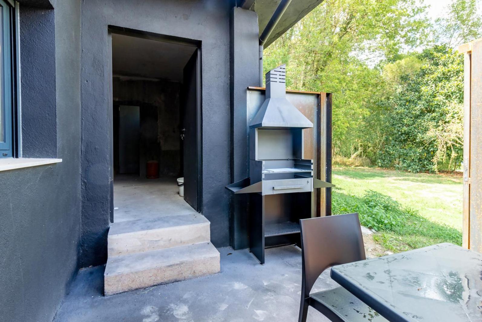 Black House Sorprendente Casa Estilo Industrial Olot Esterno foto