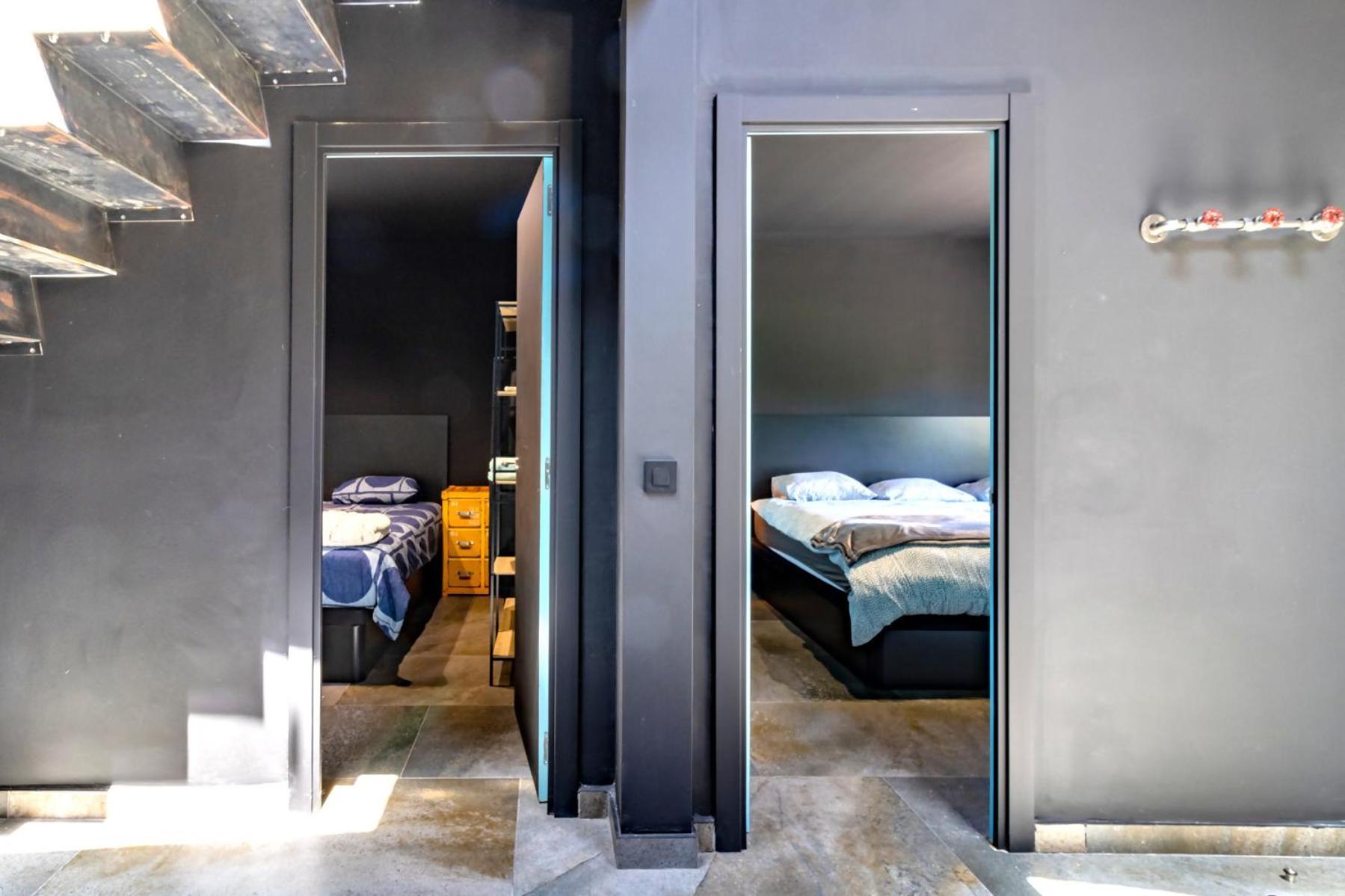 Black House Sorprendente Casa Estilo Industrial Olot Esterno foto