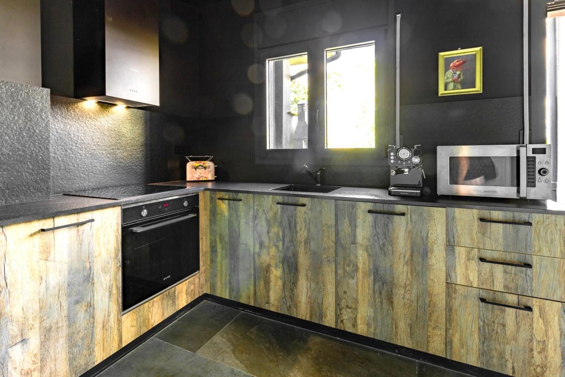 Black House Sorprendente Casa Estilo Industrial Olot Esterno foto